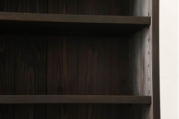 本棚を新規製作!当店のオリジナル家具を参考にご希望のサイズで製作。上下段に分けても使用できる仕様で、上段には可動式の棚板を3枚設置、引き出しの引手には丸かぶせを採用。同時購入された北海道民芸の食器棚と色味を合わせて濃い茶色に着色。(収納棚、ブックシェルフ、ウッドシェルフ、引き出し)