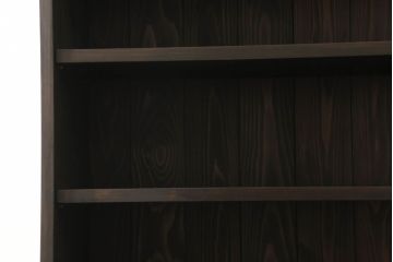 本棚を新規製作!当店のオリジナル家具を参考にご希望のサイズで製作。上下段に分けても使用できる仕様で、上段には可動式の棚板を3枚設置、引き出しの引手には丸かぶせを採用。同時購入された北海道民芸の食器棚と色味を合わせて濃い茶色に着色。(収納棚、ブックシェルフ、ウッドシェルフ、引き出し)