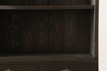 本棚を新規製作!当店のオリジナル家具を参考にご希望のサイズで製作。上下段に分けても使用できる仕様で、上段には可動式の棚板を3枚設置、引き出しの引手には丸かぶせを採用。同時購入された北海道民芸の食器棚と色味を合わせて濃い茶色に着色。(収納棚、ブックシェルフ、ウッドシェルフ、引き出し)