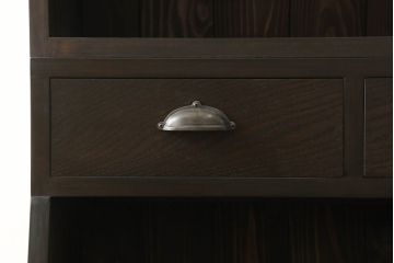 本棚を新規製作!当店のオリジナル家具を参考にご希望のサイズで製作。上下段に分けても使用できる仕様で、上段には可動式の棚板を3枚設置、引き出しの引手には丸かぶせを採用。同時購入された北海道民芸の食器棚と色味を合わせて濃い茶色に着色。(収納棚、ブックシェルフ、ウッドシェルフ、引き出し)