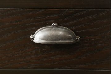 本棚を新規製作!当店のオリジナル家具を参考にご希望のサイズで製作。上下段に分けても使用できる仕様で、上段には可動式の棚板を3枚設置、引き出しの引手には丸かぶせを採用。同時購入された北海道民芸の食器棚と色味を合わせて濃い茶色に着色。(収納棚、ブックシェルフ、ウッドシェルフ、引き出し)