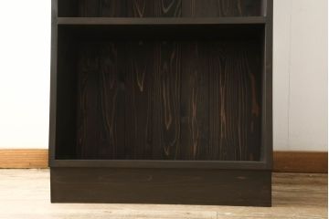 本棚を新規製作!当店のオリジナル家具を参考にご希望のサイズで製作。上下段に分けても使用できる仕様で、上段には可動式の棚板を3枚設置、引き出しの引手には丸かぶせを採用。同時購入された北海道民芸の食器棚と色味を合わせて濃い茶色に着色。(収納棚、ブックシェルフ、ウッドシェルフ、引き出し)
