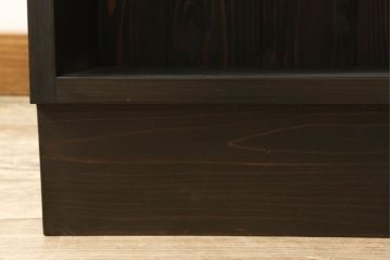 本棚を新規製作!当店のオリジナル家具を参考にご希望のサイズで製作。上下段に分けても使用できる仕様で、上段には可動式の棚板を3枚設置、引き出しの引手には丸かぶせを採用。同時購入された北海道民芸の食器棚と色味を合わせて濃い茶色に着色。(収納棚、ブックシェルフ、ウッドシェルフ、引き出し)