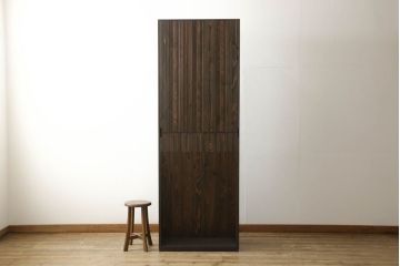 本棚を新規製作!当店のオリジナル家具を参考にご希望のサイズで製作。上下段に分けても使用できる仕様で、上段には可動式の棚板を3枚設置、引き出しの引手には丸かぶせを採用。同時購入された北海道民芸の食器棚と色味を合わせて濃い茶色に着色。(収納棚、ブックシェルフ、ウッドシェルフ、引き出し)