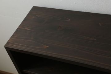 本棚を新規製作!当店のオリジナル家具を参考にご希望のサイズで製作。上下段に分けても使用できる仕様で、上段には可動式の棚板を3枚設置、引き出しの引手には丸かぶせを採用。同時購入された北海道民芸の食器棚と色味を合わせて濃い茶色に着色。(収納棚、ブックシェルフ、ウッドシェルフ、引き出し)
