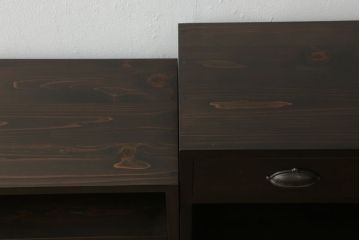 本棚を新規製作!当店のオリジナル家具を参考にご希望のサイズで製作。上下段に分けても使用できる仕様で、上段には可動式の棚板を3枚設置、引き出しの引手には丸かぶせを採用。同時購入された北海道民芸の食器棚と色味を合わせて濃い茶色に着色。(収納棚、ブックシェルフ、ウッドシェルフ、引き出し)