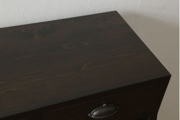 本棚を新規製作!当店のオリジナル家具を参考にご希望のサイズで製作。上下段に分けても使用できる仕様で、上段には可動式の棚板を3枚設置、引き出しの引手には丸かぶせを採用。同時購入された北海道民芸の食器棚と色味を合わせて濃い茶色に着色。(収納棚、ブックシェルフ、ウッドシェルフ、引き出し)