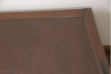 テーブル用ガラス天板を新規製作!漆塗り板戸に合わせて、厚さ5mmの強化ガラスを使用し、四隅は丸みを持たせる加工。板戸に固定はせず上に載せて使用できるようずれ止め用のゴムを取り付け。