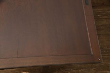 テーブル用ガラス天板を新規製作!漆塗り板戸に合わせて、厚さ5mmの強化ガラスを使用し、四隅は丸みを持たせる加工。板戸に固定はせず上に載せて使用できるようずれ止め用のゴムを取り付け。