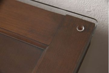テーブル用ガラス天板を新規製作!漆塗り板戸に合わせて、厚さ5mmの強化ガラスを使用し、四隅は丸みを持たせる加工。板戸に固定はせず上に載せて使用できるようずれ止め用のゴムを取り付け。