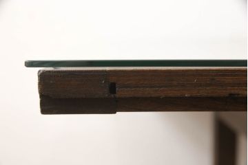 テーブル用ガラス天板を新規製作!漆塗り板戸に合わせて、厚さ5mmの強化ガラスを使用し、四隅は丸みを持たせる加工。板戸に固定はせず上に載せて使用できるようずれ止め用のゴムを取り付け。