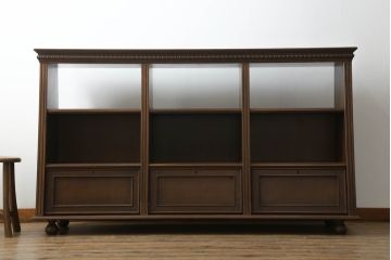 軽井沢カフェ物件で使用するディスプレイシェルフを新規製作!1、2段目はオープン棚、3段目はフラップダウン式扉仕様の棚に。底面には丸脚を取り付け。(飾り棚、陳列棚、オープンラック、カウンターテーブル、収納棚、店舗什器)