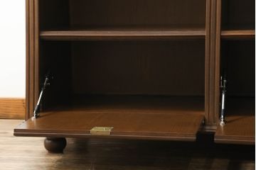 軽井沢カフェ物件で使用するディスプレイシェルフを新規製作!1、2段目はオープン棚、3段目はフラップダウン式扉仕様の棚に。底面には丸脚を取り付け。(飾り棚、陳列棚、オープンラック、カウンターテーブル、収納棚、店舗什器)