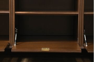 軽井沢カフェ物件で使用するディスプレイシェルフを新規製作!1、2段目はオープン棚、3段目はフラップダウン式扉仕様の棚に。底面には丸脚を取り付け。(飾り棚、陳列棚、オープンラック、カウンターテーブル、収納棚、店舗什器)
