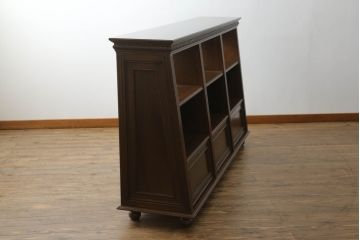 軽井沢カフェ物件で使用するディスプレイシェルフを新規製作!1、2段目はオープン棚、3段目はフラップダウン式扉仕様の棚に。底面には丸脚を取り付け。(飾り棚、陳列棚、オープンラック、カウンターテーブル、収納棚、店舗什器)