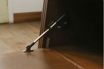 軽井沢カフェ物件で使用するディスプレイシェルフを新規製作!1、2段目はオープン棚、3段目はフラップダウン式扉仕様の棚に。底面には丸脚を取り付け。(飾り棚、陳列棚、オープンラック、カウンターテーブル、収納棚、店舗什器)
