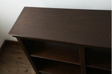 軽井沢カフェ物件で使用するディスプレイシェルフを新規製作!1、2段目はオープン棚、3段目はフラップダウン式扉仕様の棚に。底面には丸脚を取り付け。(飾り棚、陳列棚、オープンラック、カウンターテーブル、収納棚、店舗什器)
