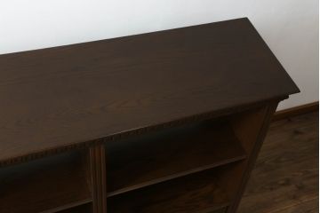軽井沢カフェ物件で使用するディスプレイシェルフを新規製作!1、2段目はオープン棚、3段目はフラップダウン式扉仕様の棚に。底面には丸脚を取り付け。(飾り棚、陳列棚、オープンラック、カウンターテーブル、収納棚、店舗什器)