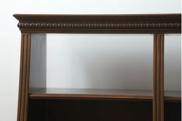 軽井沢カフェ物件で使用するディスプレイシェルフを新規製作!1、2段目はオープン棚、3段目はフラップダウン式扉仕様の棚に。底面には丸脚を取り付け。(飾り棚、陳列棚、オープンラック、カウンターテーブル、収納棚、店舗什器)