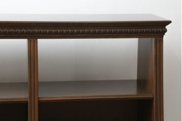 軽井沢カフェ物件で使用するディスプレイシェルフを新規製作!1、2段目はオープン棚、3段目はフラップダウン式扉仕様の棚に。底面には丸脚を取り付け。(飾り棚、陳列棚、オープンラック、カウンターテーブル、収納棚、店舗什器)