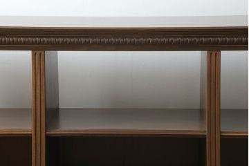 軽井沢カフェ物件で使用するディスプレイシェルフを新規製作!1、2段目はオープン棚、3段目はフラップダウン式扉仕様の棚に。底面には丸脚を取り付け。(飾り棚、陳列棚、オープンラック、カウンターテーブル、収納棚、店舗什器)