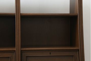 軽井沢カフェ物件で使用するディスプレイシェルフを新規製作!1、2段目はオープン棚、3段目はフラップダウン式扉仕様の棚に。底面には丸脚を取り付け。(飾り棚、陳列棚、オープンラック、カウンターテーブル、収納棚、店舗什器)