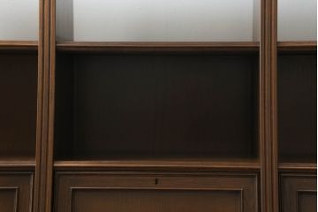 軽井沢カフェ物件で使用するディスプレイシェルフを新規製作!1、2段目はオープン棚、3段目はフラップダウン式扉仕様の棚に。底面には丸脚を取り付け。(飾り棚、陳列棚、オープンラック、カウンターテーブル、収納棚、店舗什器)