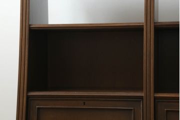 軽井沢カフェ物件で使用するディスプレイシェルフを新規製作!1、2段目はオープン棚、3段目はフラップダウン式扉仕様の棚に。底面には丸脚を取り付け。(飾り棚、陳列棚、オープンラック、カウンターテーブル、収納棚、店舗什器)