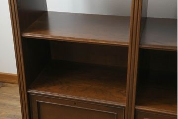 軽井沢カフェ物件で使用するディスプレイシェルフを新規製作!1、2段目はオープン棚、3段目はフラップダウン式扉仕様の棚に。底面には丸脚を取り付け。(飾り棚、陳列棚、オープンラック、カウンターテーブル、収納棚、店舗什器)