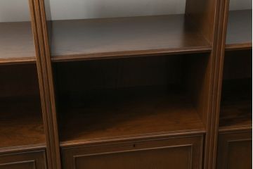 軽井沢カフェ物件で使用するディスプレイシェルフを新規製作!1、2段目はオープン棚、3段目はフラップダウン式扉仕様の棚に。底面には丸脚を取り付け。(飾り棚、陳列棚、オープンラック、カウンターテーブル、収納棚、店舗什器)