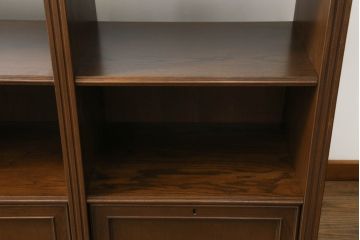 軽井沢カフェ物件で使用するディスプレイシェルフを新規製作!1、2段目はオープン棚、3段目はフラップダウン式扉仕様の棚に。底面には丸脚を取り付け。(飾り棚、陳列棚、オープンラック、カウンターテーブル、収納棚、店舗什器)