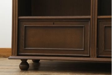 軽井沢カフェ物件で使用するディスプレイシェルフを新規製作!1、2段目はオープン棚、3段目はフラップダウン式扉仕様の棚に。底面には丸脚を取り付け。(飾り棚、陳列棚、オープンラック、カウンターテーブル、収納棚、店舗什器)