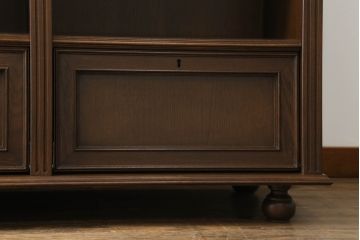 軽井沢カフェ物件で使用するディスプレイシェルフを新規製作!1、2段目はオープン棚、3段目はフラップダウン式扉仕様の棚に。底面には丸脚を取り付け。(飾り棚、陳列棚、オープンラック、カウンターテーブル、収納棚、店舗什器)
