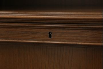 軽井沢カフェ物件で使用するディスプレイシェルフを新規製作!1、2段目はオープン棚、3段目はフラップダウン式扉仕様の棚に。底面には丸脚を取り付け。(飾り棚、陳列棚、オープンラック、カウンターテーブル、収納棚、店舗什器)