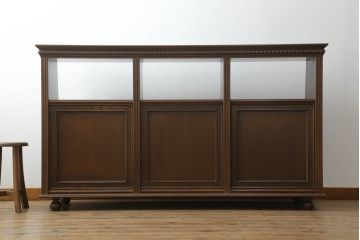 軽井沢カフェ物件で使用するディスプレイシェルフを新規製作!1、2段目はオープン棚、3段目はフラップダウン式扉仕様の棚に。底面には丸脚を取り付け。(飾り棚、陳列棚、オープンラック、カウンターテーブル、収納棚、店舗什器)