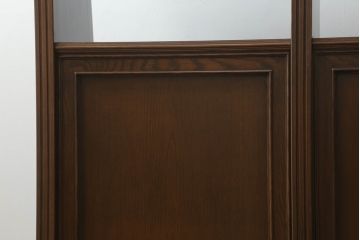 軽井沢カフェ物件で使用するディスプレイシェルフを新規製作!1、2段目はオープン棚、3段目はフラップダウン式扉仕様の棚に。底面には丸脚を取り付け。(飾り棚、陳列棚、オープンラック、カウンターテーブル、収納棚、店舗什器)
