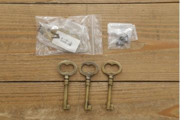 軽井沢カフェ物件で使用するディスプレイシェルフを新規製作!1、2段目はオープン棚、3段目はフラップダウン式扉仕様の棚に。底面には丸脚を取り付け。(飾り棚、陳列棚、オープンラック、カウンターテーブル、収納棚、店舗什器)