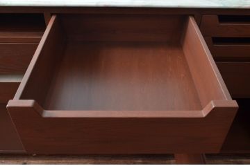 軽井沢カフェ物件で使用するレジカウンターを新規製作!全体のデザインや色もお客様のご希望通りに。(カウンターテーブル、収納棚、戸棚、サイドボード、店舗什器)