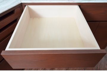 軽井沢カフェ物件で使用するレジカウンターを新規製作!全体のデザインや色もお客様のご希望通りに。(カウンターテーブル、収納棚、戸棚、サイドボード、店舗什器)