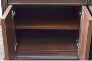 軽井沢カフェ物件で使用するデシャップカウンターを新規製作!引き出し3杯と戸棚を設け、全体のデザインや色もお客様のご希望通りに。(カウンターテーブル、収納棚、戸棚、サイドボード、店舗什器)