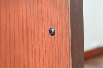 軽井沢カフェ物件で使用するデシャップカウンターを新規製作!引き出し3杯と戸棚を設け、全体のデザインや色もお客様のご希望通りに。(カウンターテーブル、収納棚、戸棚、サイドボード、店舗什器)