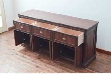 軽井沢カフェ物件で使用するデシャップカウンターを新規製作!引き出し3杯と戸棚を設け、全体のデザインや色もお客様のご希望通りに。(カウンターテーブル、収納棚、戸棚、サイドボード、店舗什器)