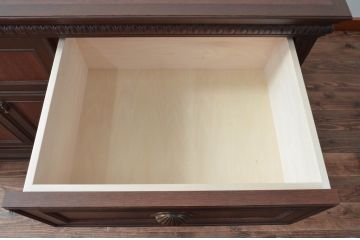 軽井沢カフェ物件で使用するデシャップカウンターを新規製作!引き出し3杯と戸棚を設け、全体のデザインや色もお客様のご希望通りに。(カウンターテーブル、収納棚、戸棚、サイドボード、店舗什器)