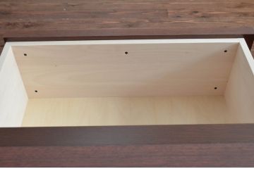 軽井沢カフェ物件で使用するデシャップカウンターを新規製作!引き出し3杯と戸棚を設け、全体のデザインや色もお客様のご希望通りに。(カウンターテーブル、収納棚、戸棚、サイドボード、店舗什器)