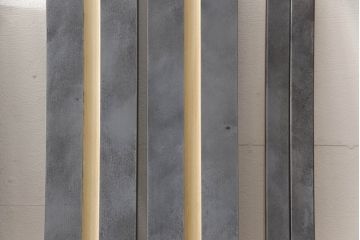 扉と戸枠を新規製作!参考画像をもとにご希望サイズで製作し、ドアハンドル・蝶番を取り付け。鉄板風のペイントにて仕上げ。(ドア、建具)
