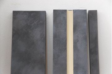 扉と戸枠を新規製作!参考画像をもとにご希望サイズで製作し、ドアハンドル・蝶番を取り付け。鉄板風のペイントにて仕上げ。(ドア、建具)