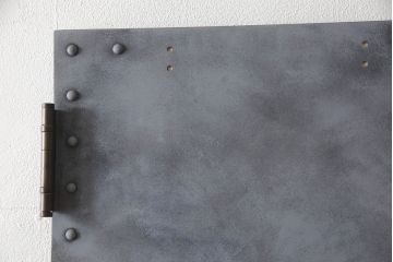 扉と戸枠を新規製作!参考画像をもとにご希望サイズで製作し、ドアハンドル・蝶番を取り付け。鉄板風のペイントにて仕上げ。(ドア、建具)