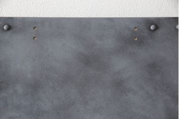 扉と戸枠を新規製作!参考画像をもとにご希望サイズで製作し、ドアハンドル・蝶番を取り付け。鉄板風のペイントにて仕上げ。(ドア、建具)