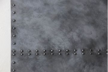 扉と戸枠を新規製作!参考画像をもとにご希望サイズで製作し、ドアハンドル・蝶番を取り付け。鉄板風のペイントにて仕上げ。(ドア、建具)