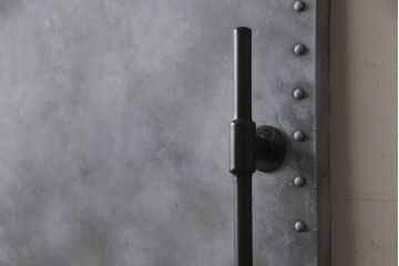 扉と戸枠を新規製作!参考画像をもとにご希望サイズで製作し、ドアハンドル・蝶番を取り付け。鉄板風のペイントにて仕上げ。(ドア、建具)